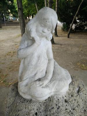 Mädchen auf einem Felsen