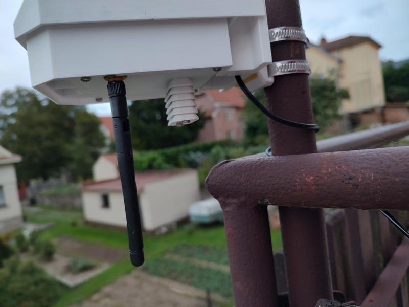 Modified btm_cover/lid fro antenna and tinyshield for Outdoor device for measuring air quality