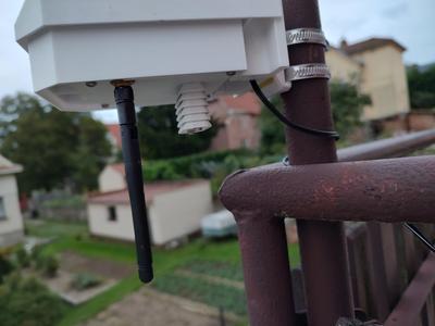 Modified btm_cover/lid fro antenna and tinyshield for Outdoor device for measuring air quality