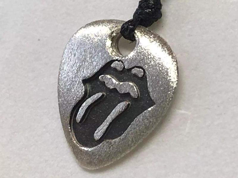 Pendente a forma di plettro con scultura Rolling Stones