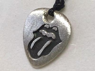 Pendente a forma di plettro con scultura Rolling Stones