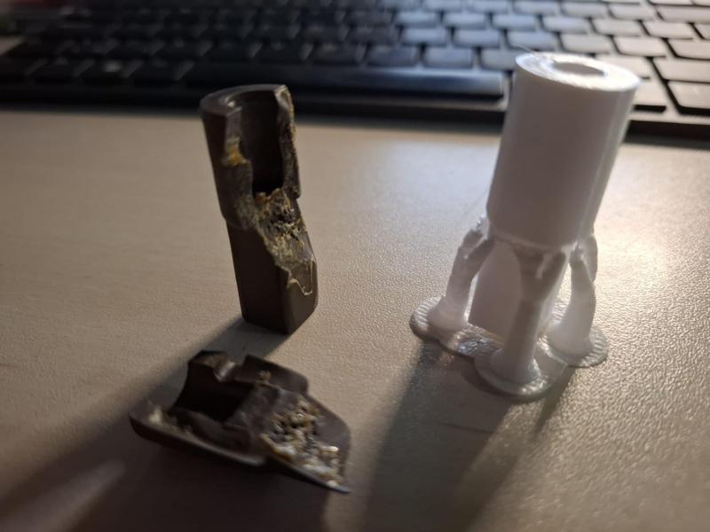 Spojovací kolík hnacího mechanismu a otočných sušící plátů