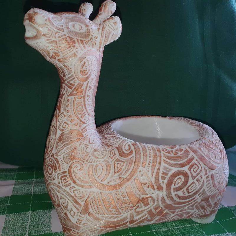 Giraffe plant pot