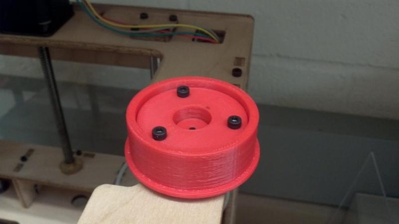 Horizontal material spool holder