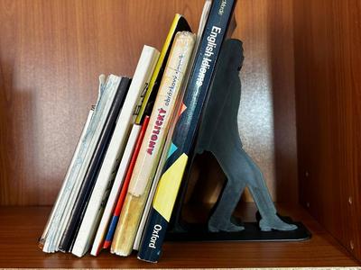 Bookstand Man – Holding Your Books with Style