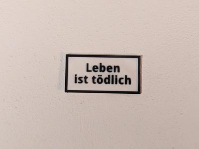Living is deadly - Leben ist tödlich sign