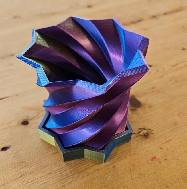Twisty succulent planter with drainage + base