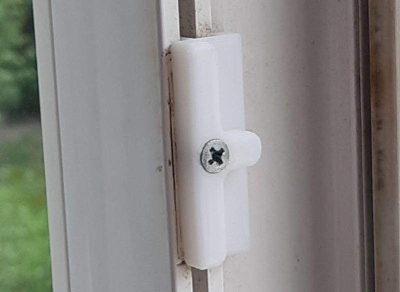 Window roller striker / Gache de galet