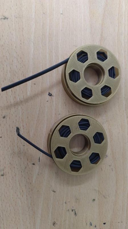 Mini spool for wires and thermo retractable sleeves