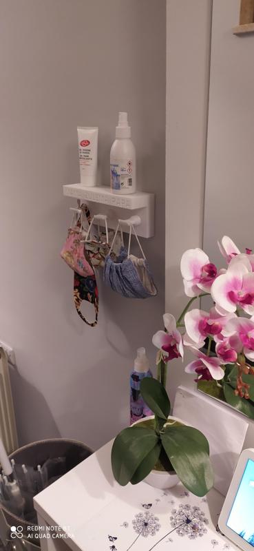 Perchero para mascarillas con balda para desinfectante