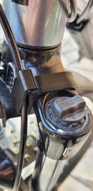 Front brake pipe guide for Rockrider Explore 520 with FreeCAD file v3