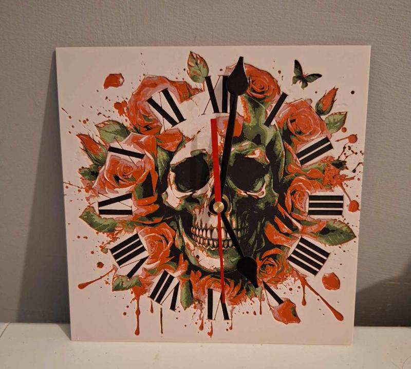 Skull and roses clock - 4 colours