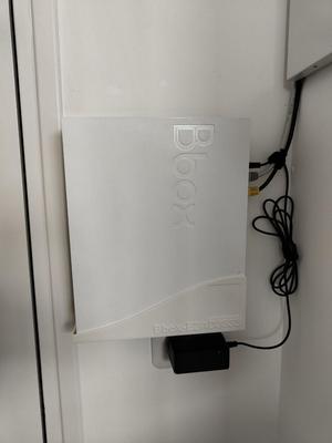 Support mural pour BBOX FIT avec ou sans emplacement pour QR code