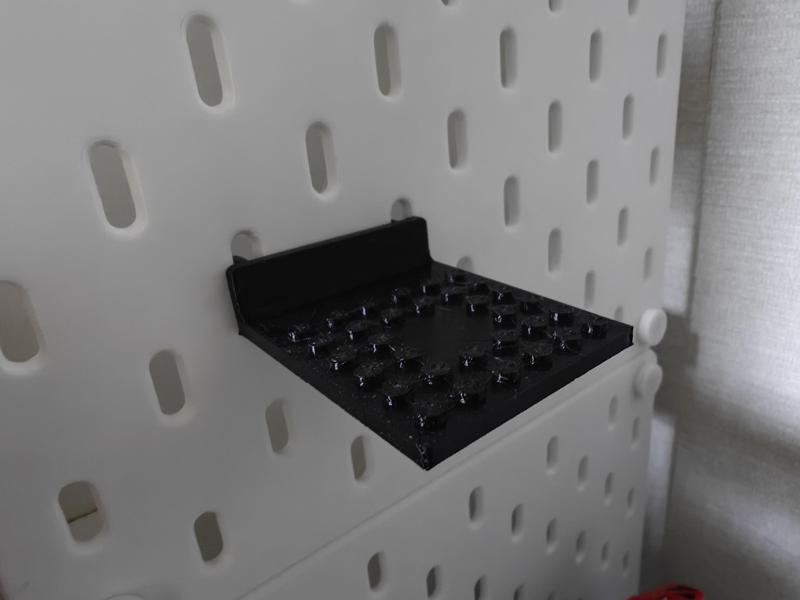 Skadis Brickheadz mount with studs