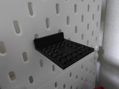 Skadis Brickheadz mount with studs