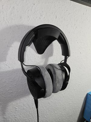 faceted minimalistic Headphone holder (wall mounted)