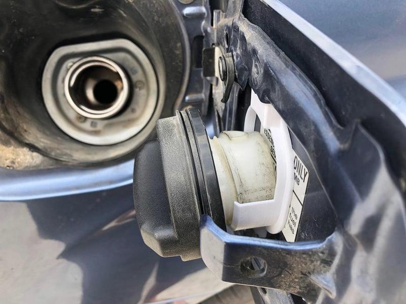 Subaru Forrester Gas / Fuel Cap Holder