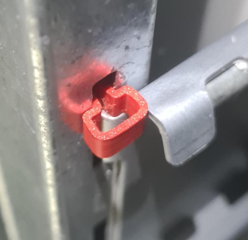 Locking clip for Biohort shelfs