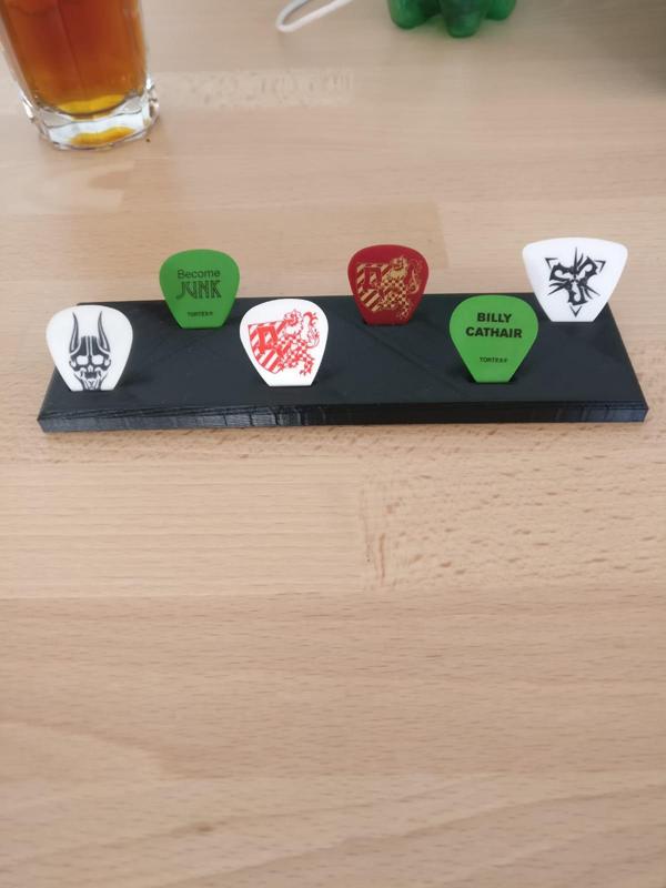 Plectrum stand