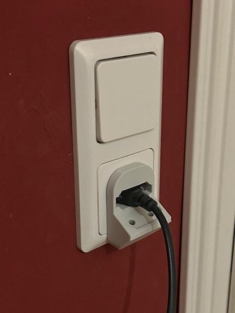 Mains circuit breaker alternative / surge protection for flat plug 220V socket / power interruption