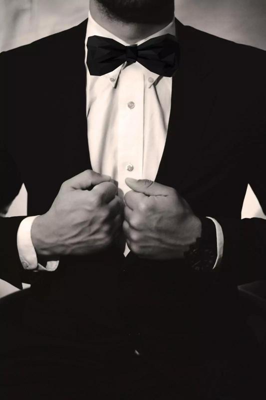 Low Poly Bow man in suit with tie