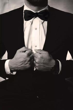 Low Poly Bow man in suit with tie