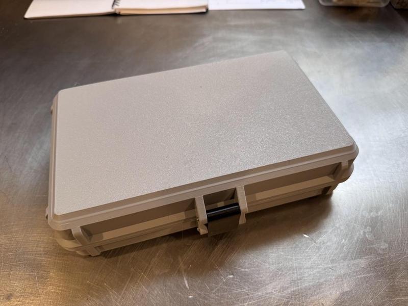 Latching Box 238x140x52 ID w solid hinge