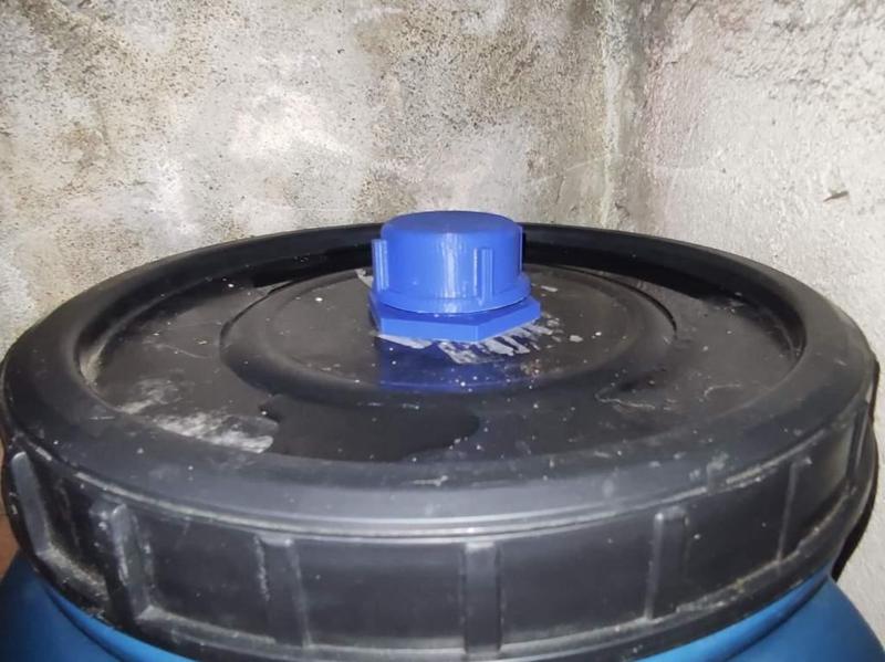 Water tank adapter with screw cap