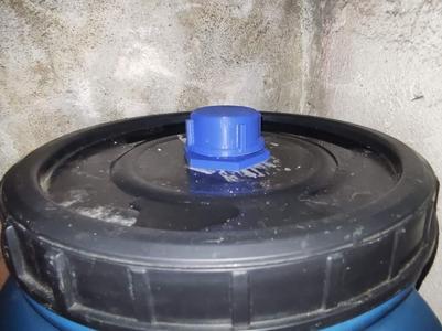 Water tank adapter with screw cap
