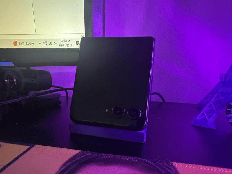 Razr+ 2024 Charging Phone Stand