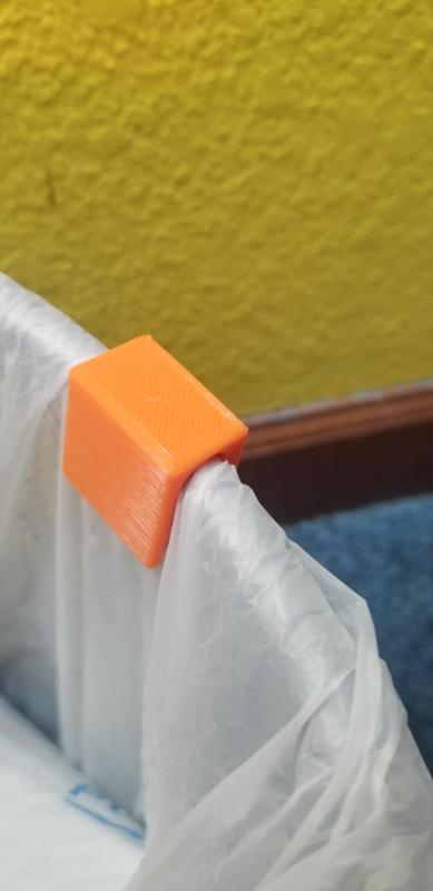 Trash Can Clip