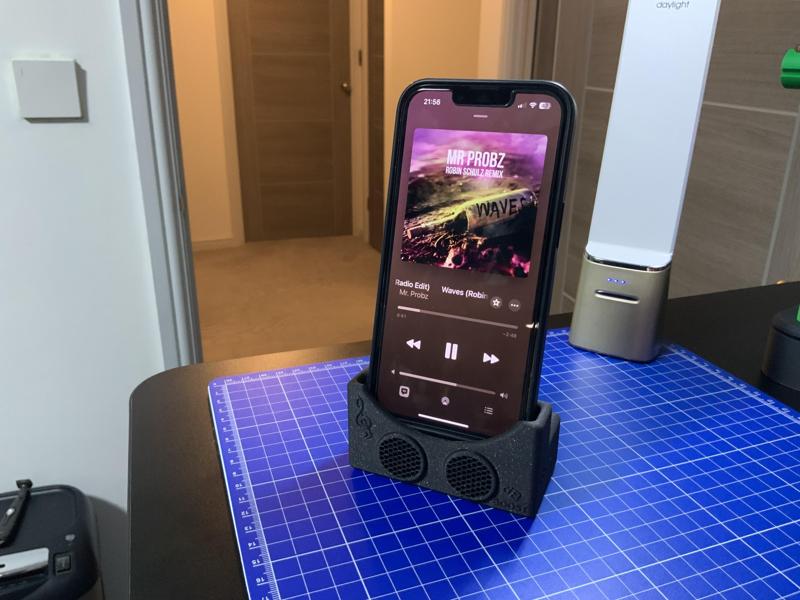 dB BOOST - iphone Stand and Sound Booster