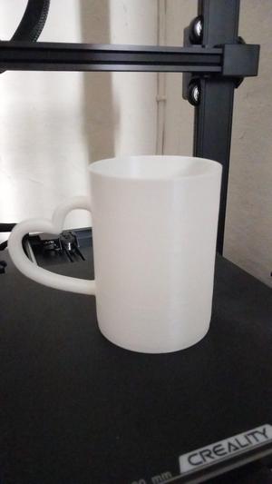 Jarra personalizable con el asa en forma de corazón.