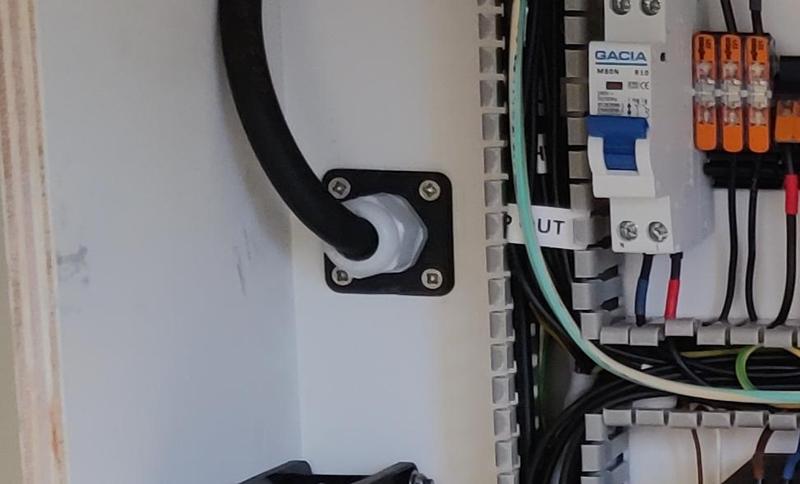 Mounting plate for cable gland M20x1.5