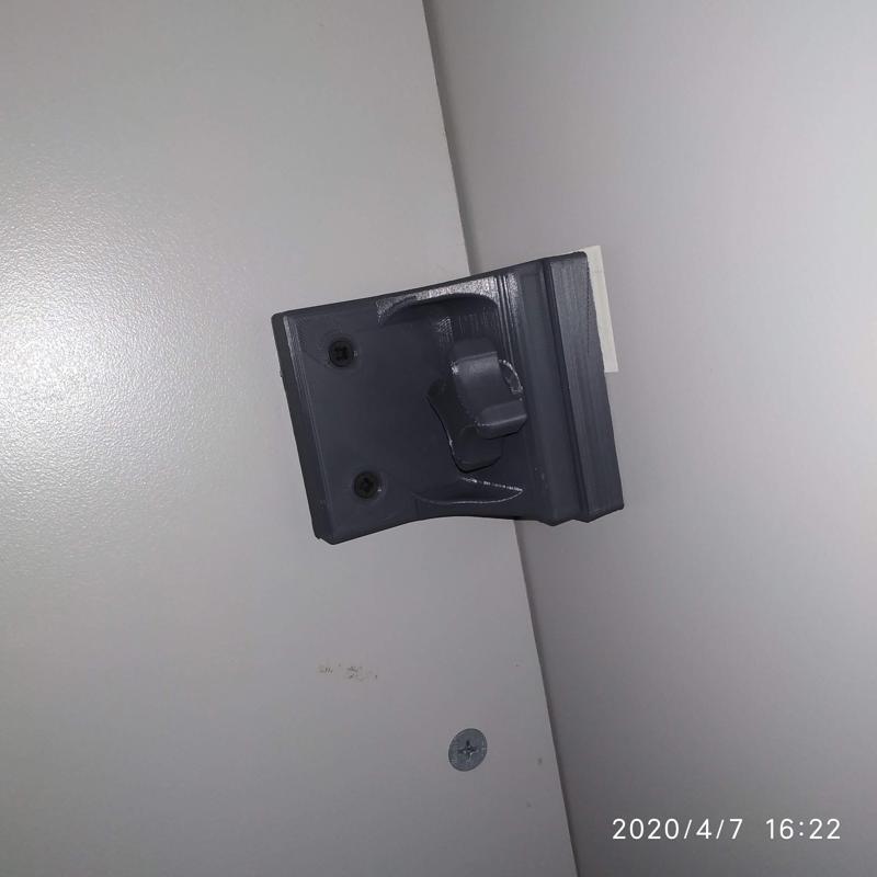 Desk Joint with hand screw. Easy removable