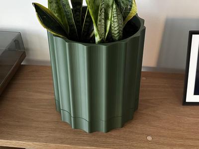 plant pot with unscrewable drip tray