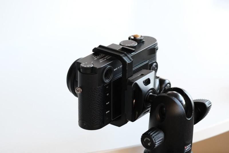 Tripod bracket for 360 degrees lens axial rotation of Leica M camera