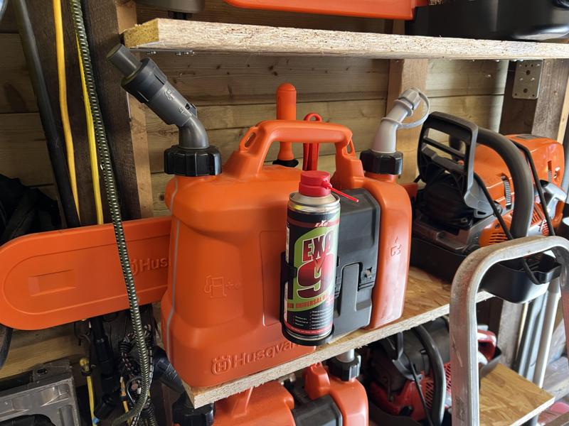 WD40 holder for garden equipment