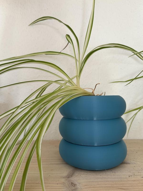 2-part flower pot with integrated draining system.