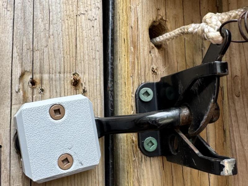 Gate latch centre bar bracket