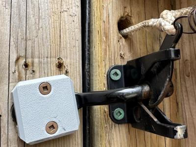 Gate latch centre bar bracket