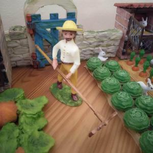 A 7cm gardener santon with a rake