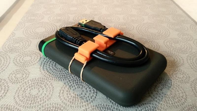 Customizable external HDD cable holder