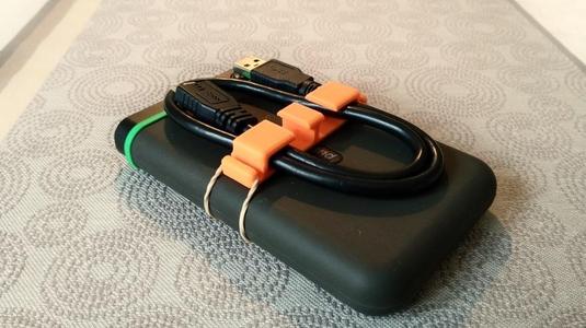 Customizable external HDD cable holder