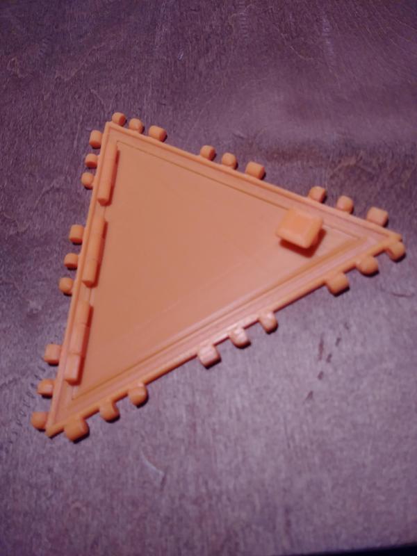 A simple door to build your polypanel containers. No supports needed!