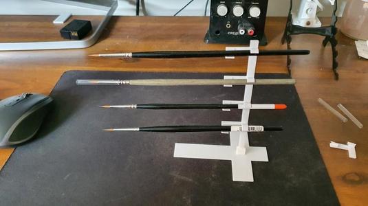 Horizontal brush holder