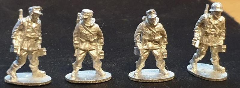 GEB04 German Ammo bearers