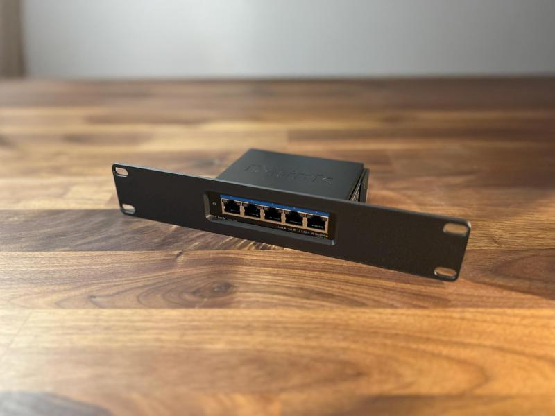 10-inch Rack Mount D-Link DMS-105 Ethernet Switch