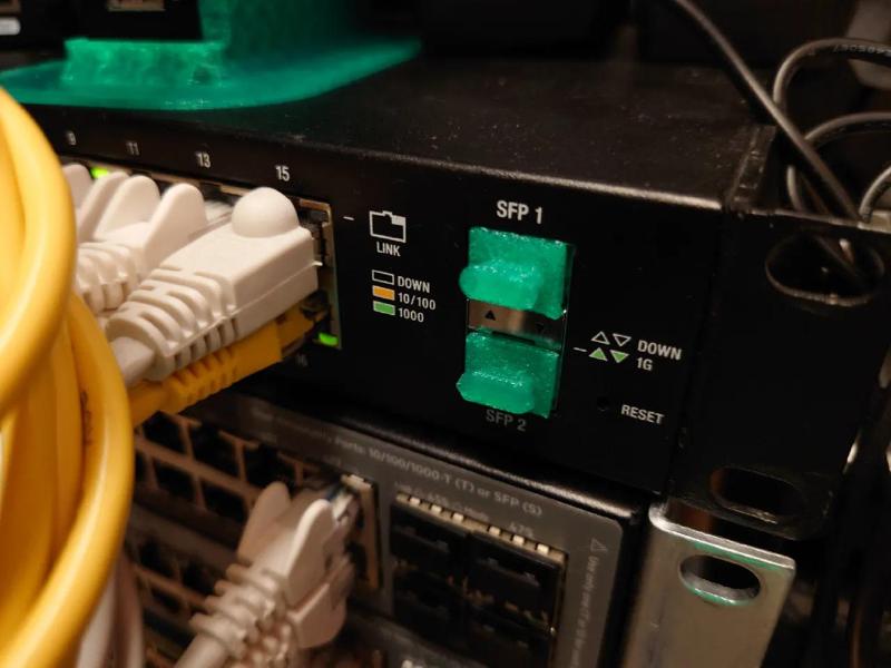 SFP / SFP+ dust cover with printed springs   