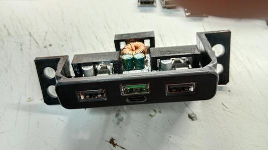 Nissan Leaf 3 ports USB Charger